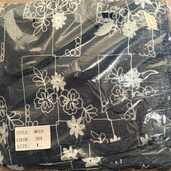 Pol Denim with white embroidered flowers drawstring joggers NEW SZ LARGE - Picture 4 of 4